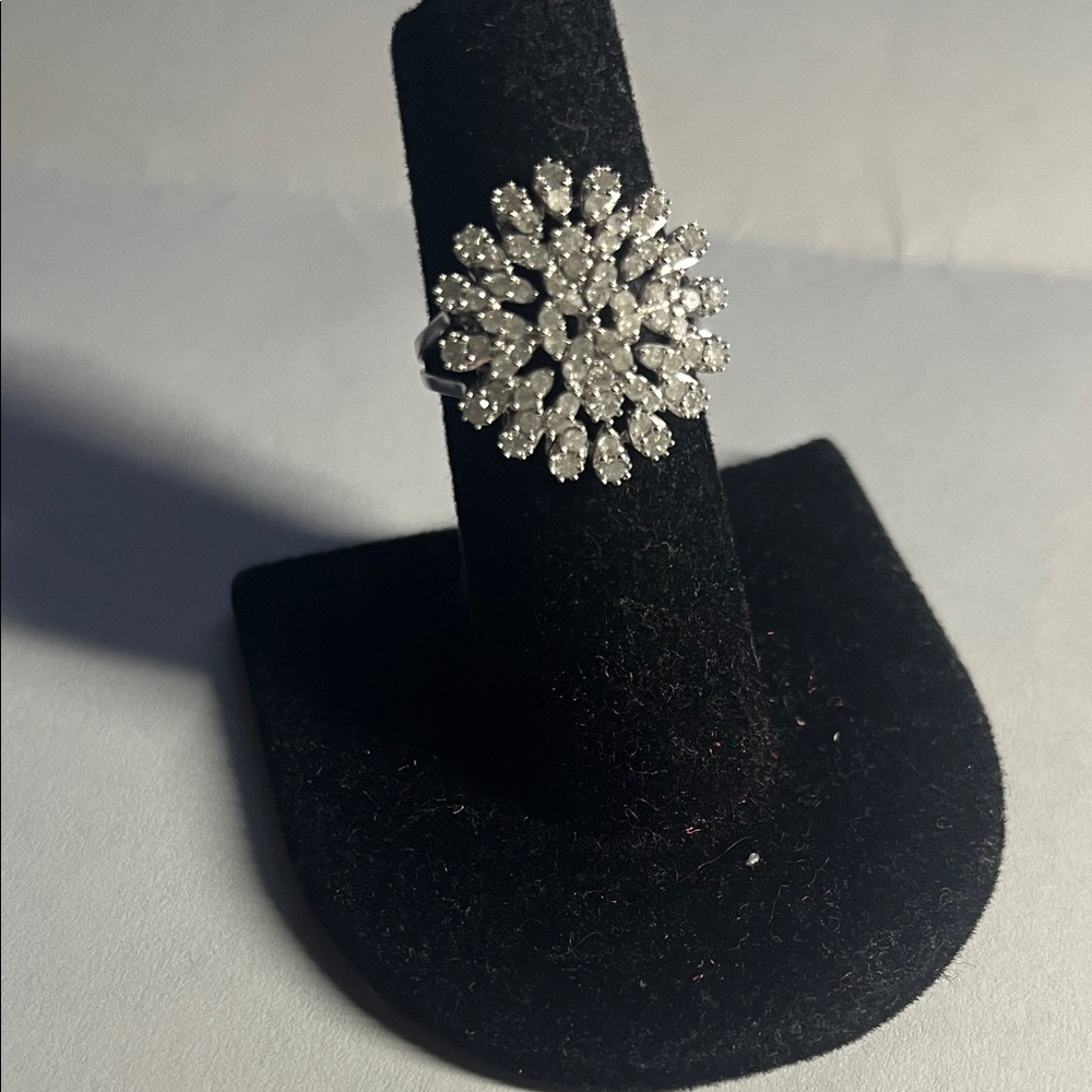 10 Kt White Gold Diamond Ring

1 ctw of diamond accents 

Gorgeous

Flattering
